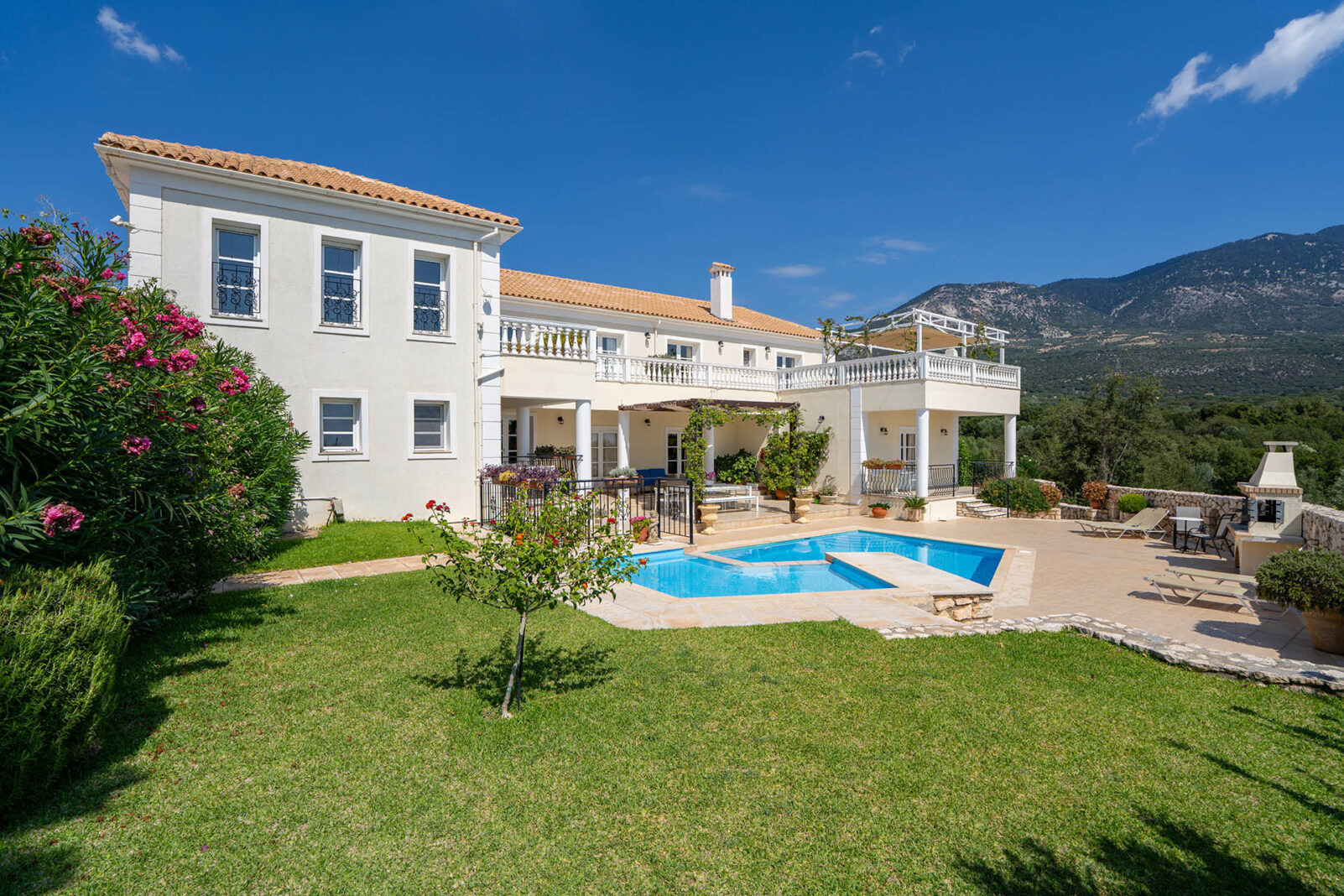 Villa Loukia Kefalonia - view of the large garden and rear swimming pools